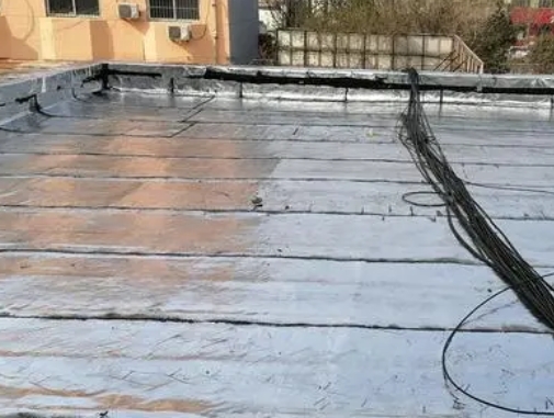 定远卫生间漏水维修公司分享下定远屋面楼顶防水刚性防水层施工要点。